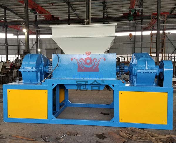 潮州撕碎機(jī)-馬鞍山聯(lián)冠機(jī)械推薦商家-大型塑膠撕碎機(jī)